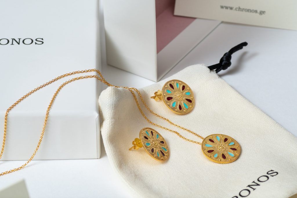 Round necklace with colorful details