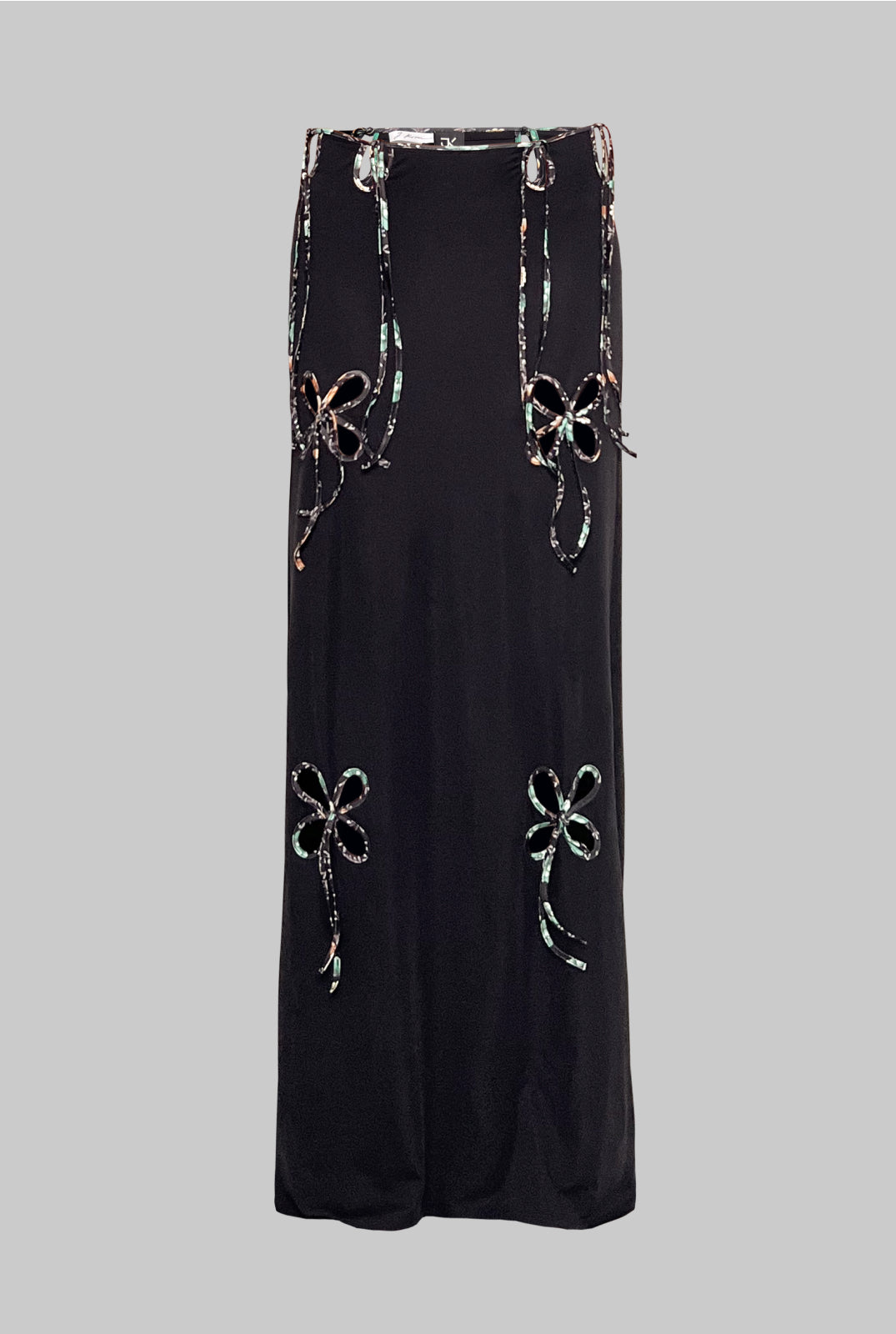 PETAL SKIRT WITH EDGED FLOWERS