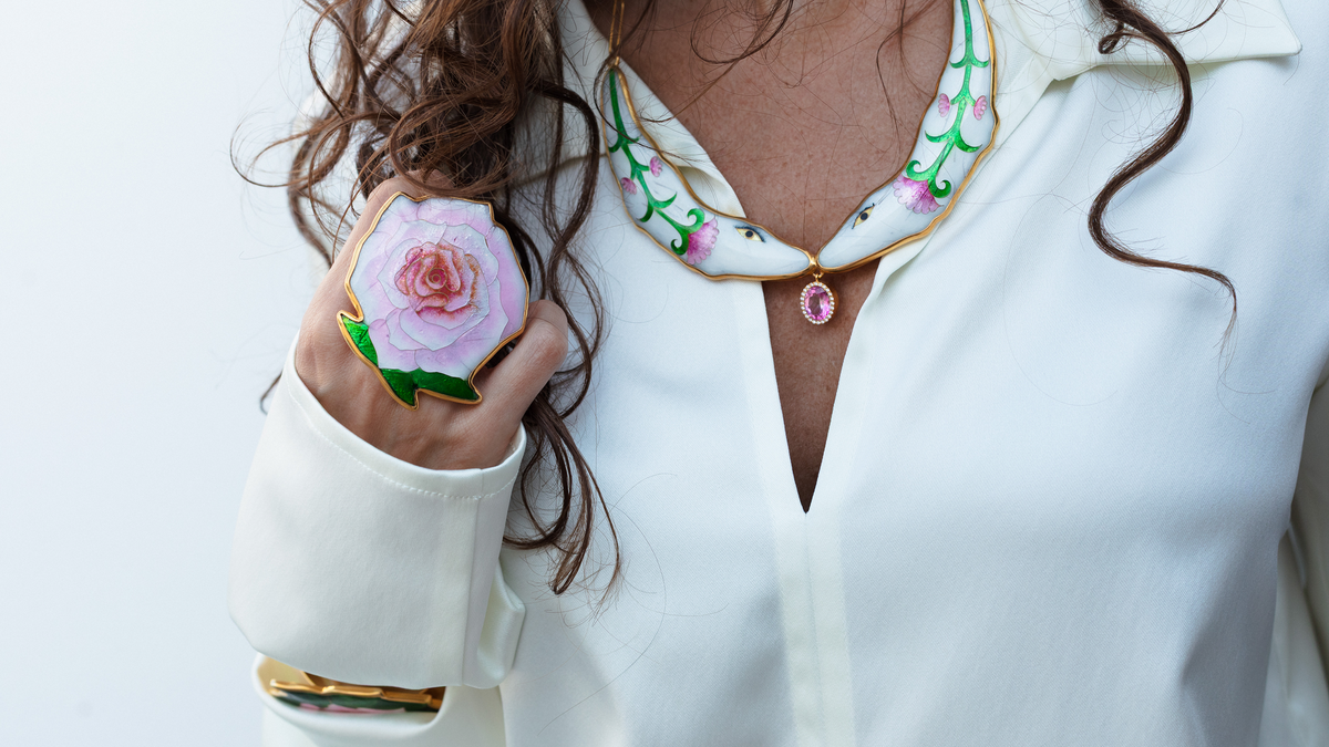 Necklace with diamonds and pink mahenge spinel stone