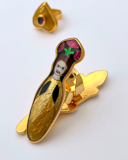 Women w Flower on Head Ring