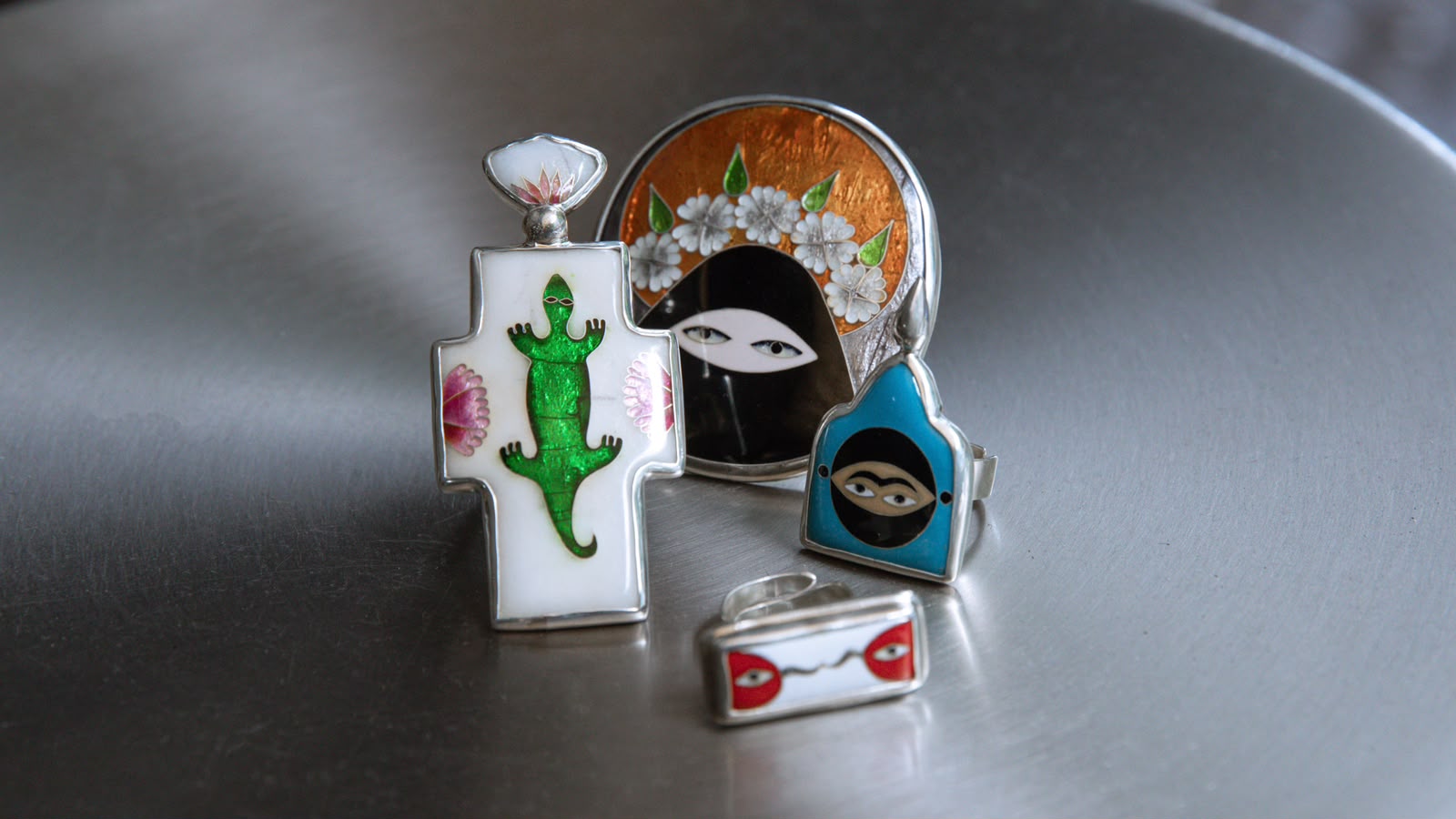 Gongli Ring With Women And Flowers