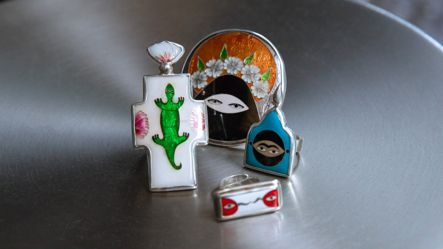 Gongli Ring With Women And Flowers