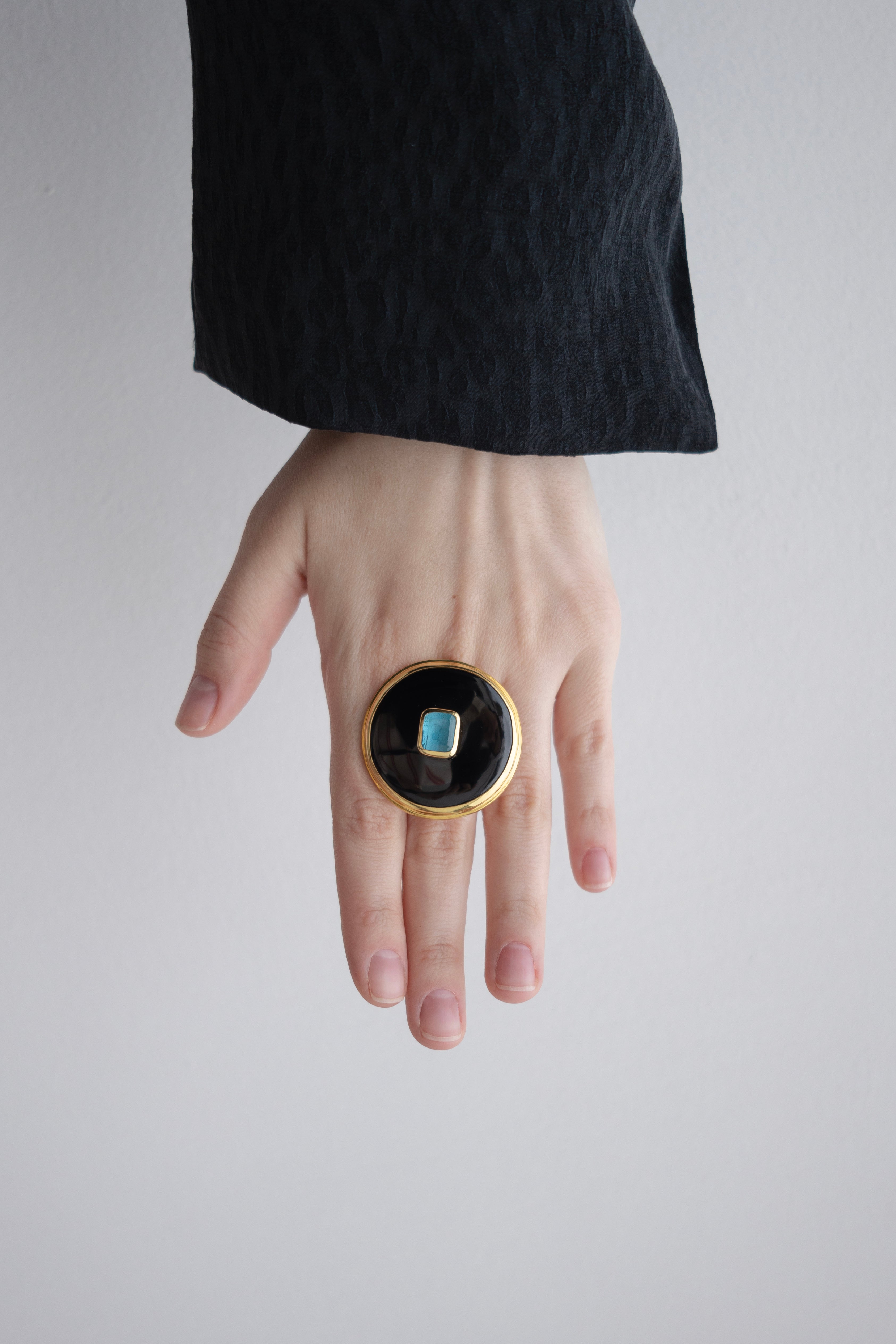 BLACK OVAL RING WITH BLUE STONE