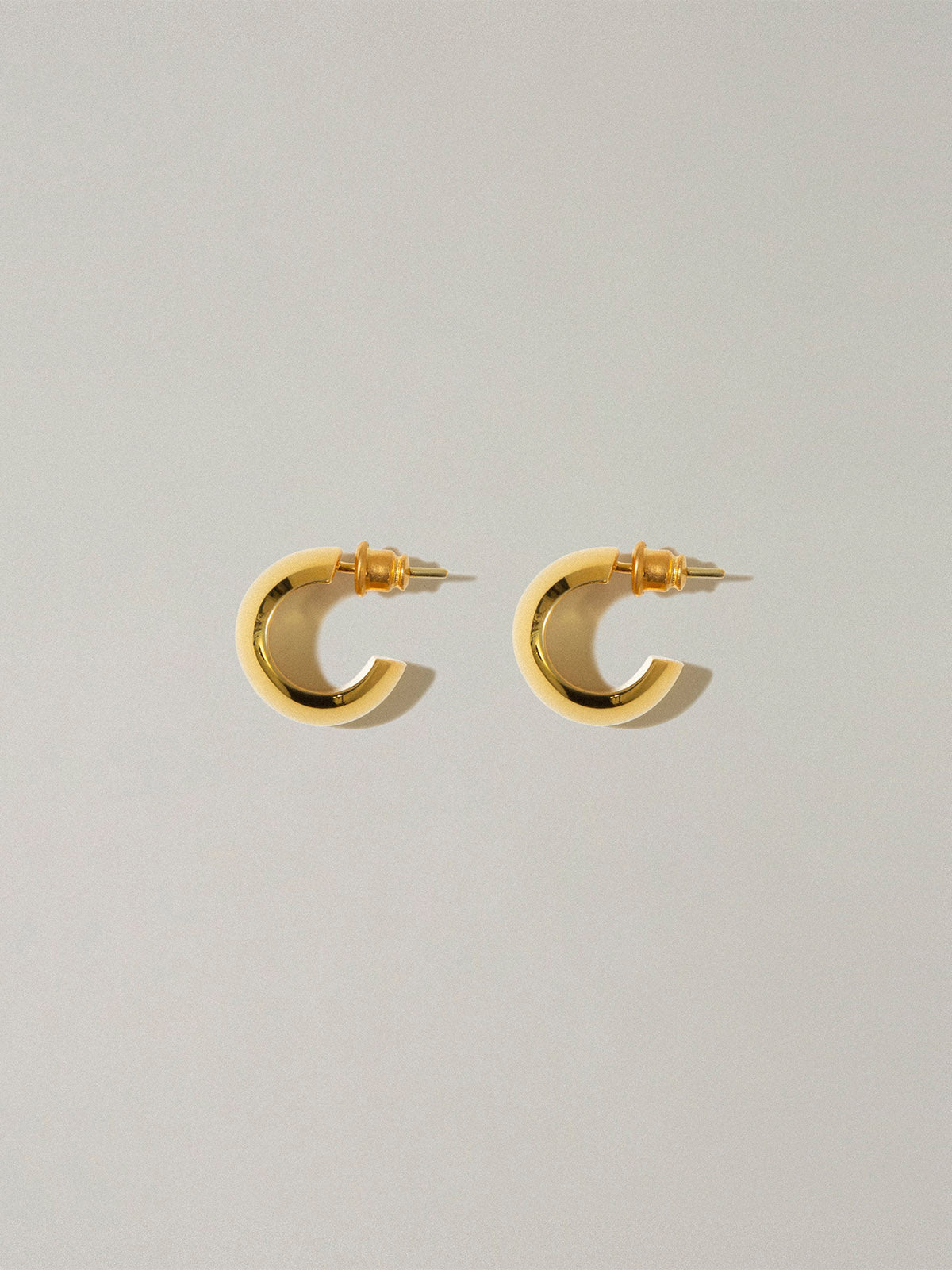 Small bold hoops in gold